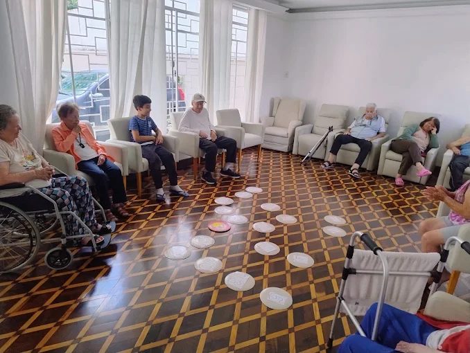 Atividade em grupo na sala de convivência