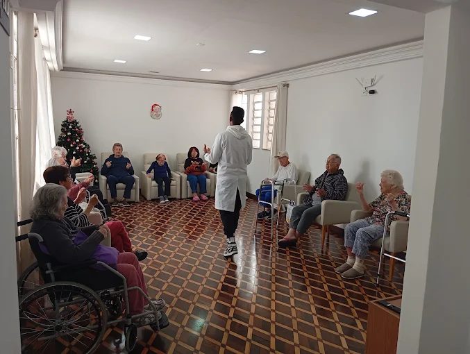 Exercícios com a equipe na sala de convivência